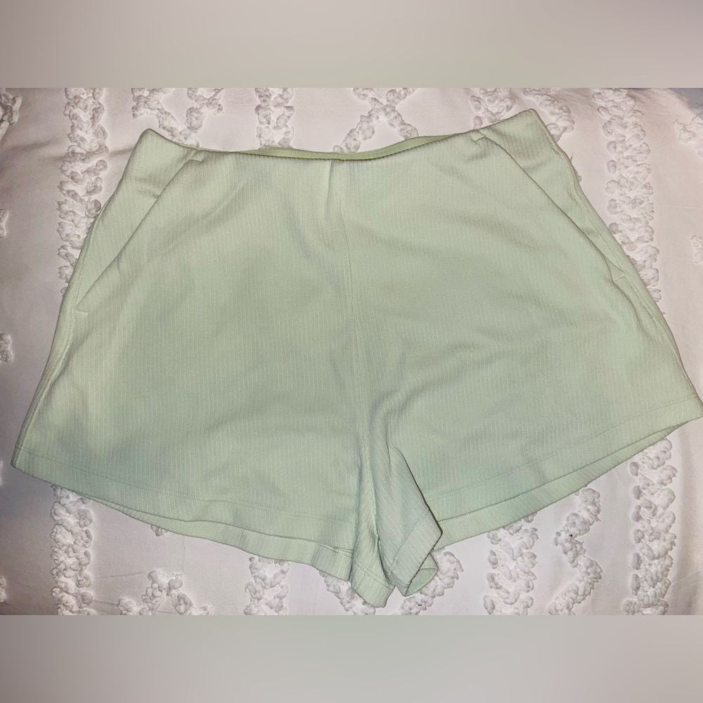 Pre-loved Lululemon Ribbed Softstreme High-Rise Short 2" Kohlrabi Green 
Size 8
